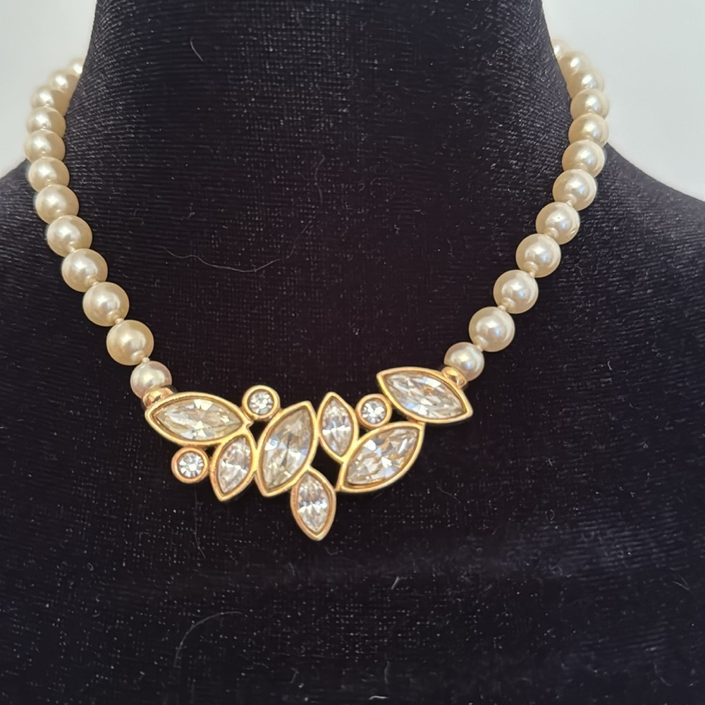 Costume Jewelry pretty necklace with Rhinestones 15” 😊